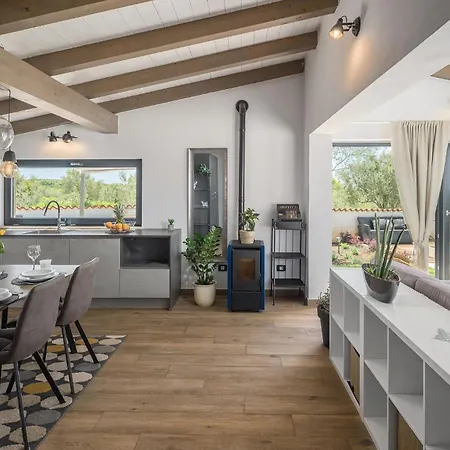 Lovely In With Kitchen בית נופש *