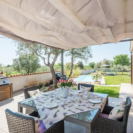 Lovely In With Kitchen רוביני
